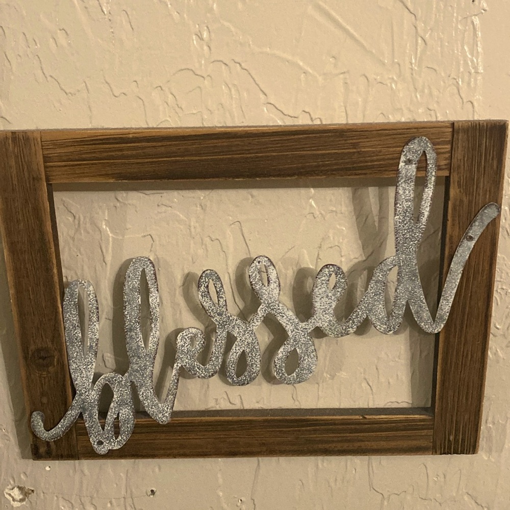 This is a cute little sign that matches almost every type of style